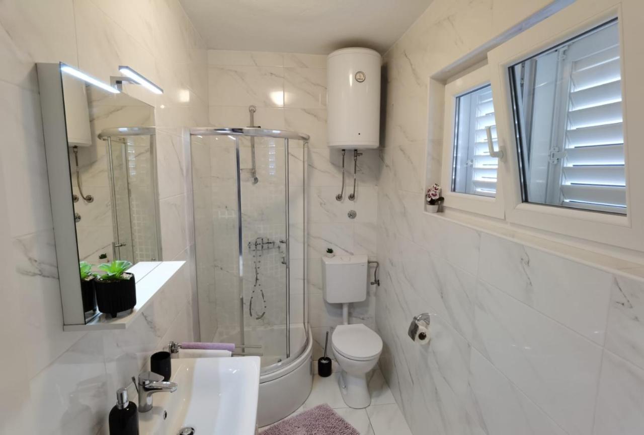 Apartman Sara Preko Exterior photo
