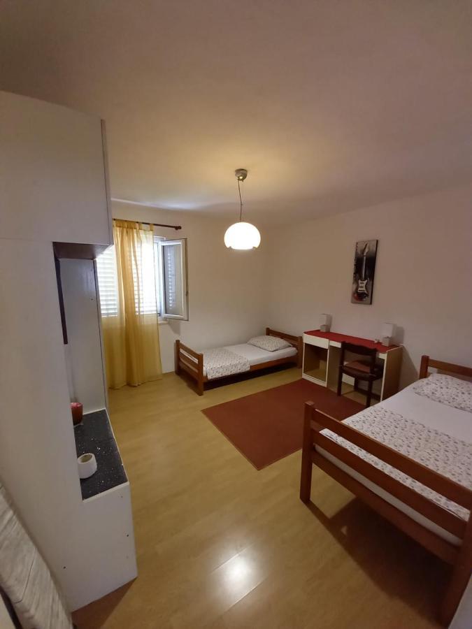 Apartman Sara Preko Exterior photo